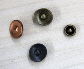 Ο ιματισμός συνήθειας καρφιών μετάλλων κουμπώνει το επίπεδο/τον ορείχαλκο τρισδιάστατους για τα ενδύματα