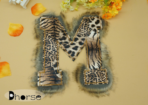 Η καφετιά Leopard γραμμάτων Μ εκτύπωση διακόσμησε την περιποίηση Applique για τον ιματισμό με χάντρες