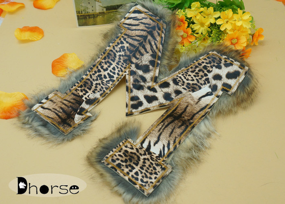 Η καφετιά Leopard γραμμάτων Μ εκτύπωση διακόσμησε την περιποίηση Applique για τον ιματισμό με χάντρες