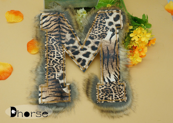 Η καφετιά Leopard γραμμάτων Μ εκτύπωση διακόσμησε την περιποίηση Applique για τον ιματισμό με χάντρες