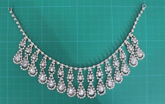 Ασημένιο και σαφές περιδέραιο κραμάτων Rhinestone γυναικών χειροποίητο για το φόρεμα κοριτσιών
